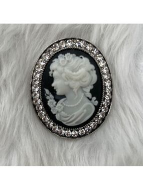 VINTAGE Cameo Oval Brooch Pin Black & White Cameo Silver Tone Metal Rhinestone